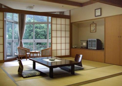 Itoen Hotel Shikisai Set in a prime location of Yugawara, Itoen Hotel Shikisai puts everything the city has to offer just outside your doorstep. Offering a variety of facilities and services, the property provides all you