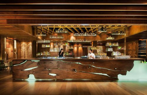 Bar/lounge, Four Seasons Hotel Sydney in Circular Quay
