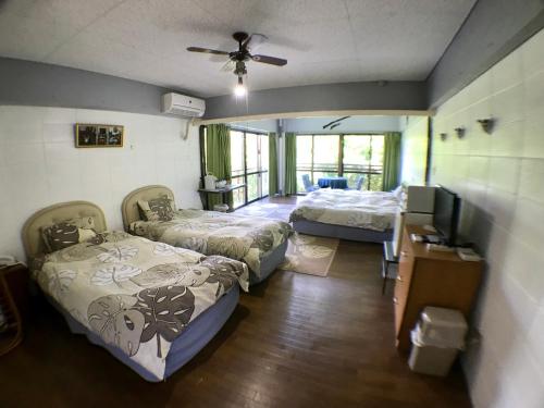4 twin beds