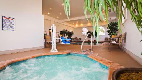 Best Western Plus Deer Park Hotel and Suites - image 3