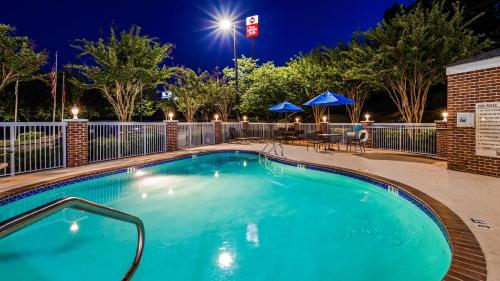 Best Western Plus Lake Lanier Gainesville Hotel & Suites - Accommodation - Oakwood
