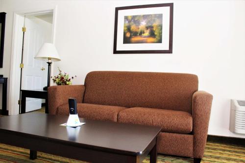 Best Western Visalia Hotel - image 10