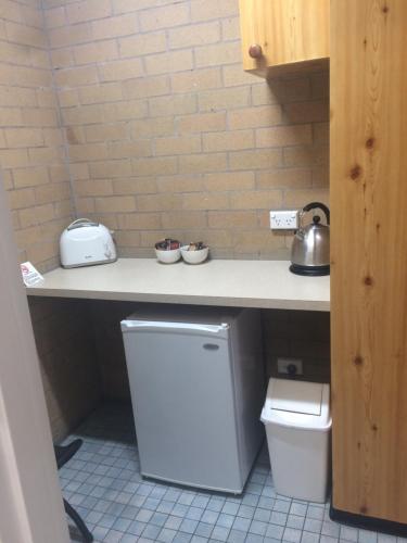 Kitchen, Alexander Motor Inn in Moree