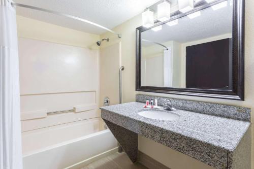 Days Inn by Wyndham Newberry South Carolina - image 7