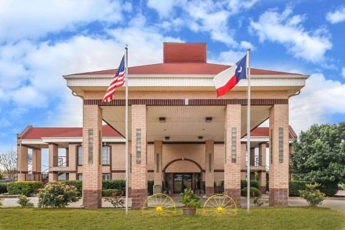 Days Inn by Wyndham Granbury - image 4