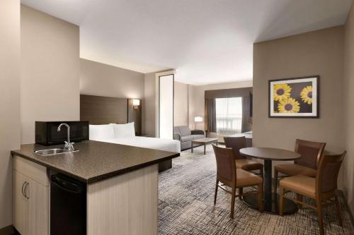 Days Inn & Suites by Wyndham Warman