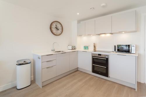 廚房, 11 Woolacombe West - Luxury Apartment at Byron Woolacombe, only 4 minute walk to Woolacombe Beach! in 烏爾拉考姆比