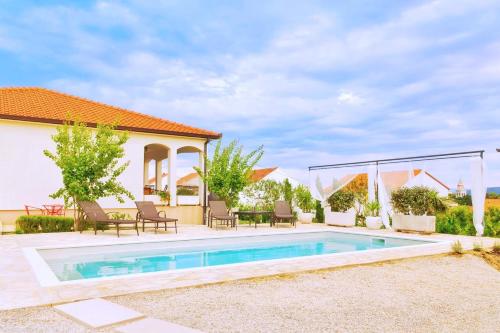Villa Sunny Garden with private heated pool Kastela
