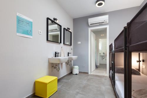 Zuhanyzó, SUBTUB Hostel Makarska in Makarska városközpont