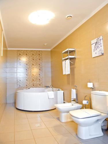 Manhattan Hotel & Restaurant - image 3