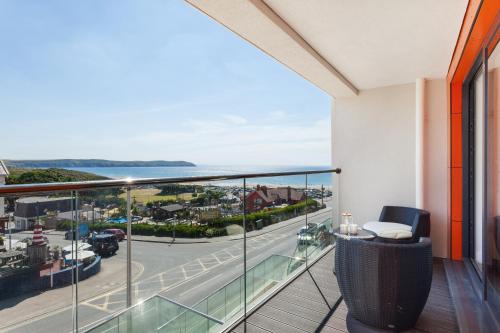 陽台/露台, 11 Woolacombe West - Luxury Apartment at Byron Woolacombe, only 4 minute walk to Woolacombe Beach! in 烏爾拉考姆比
