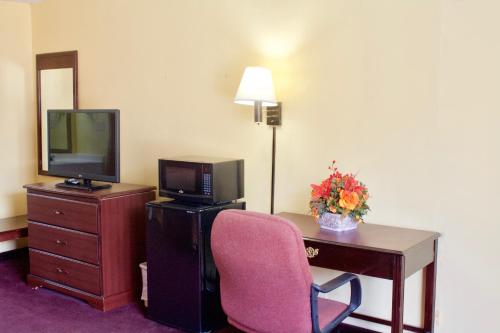 Relax Inn - Monroe - image 5