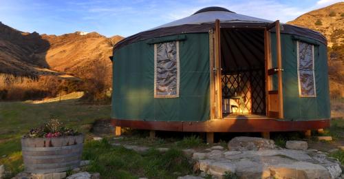 Mountain Yurt, Stunning Views, Near Wanaka in Lake Hawea