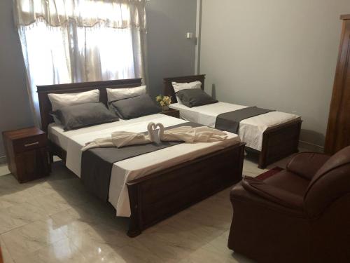 1 king bed, 1 twin bed