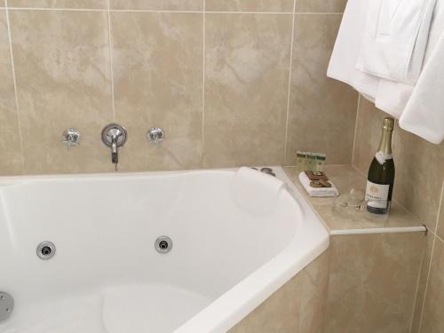 Tuckerbox Motor Inn in Gundagai