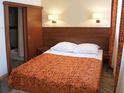 1 double bed, 1 twin bed