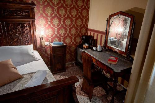 Double Room image 10
