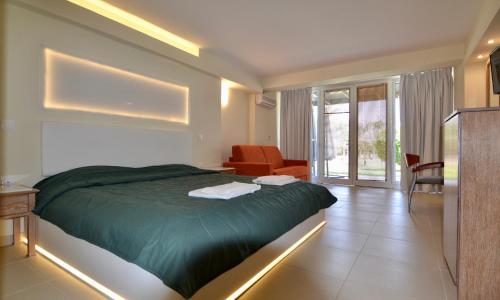 Chambre double, vue sur la piscine