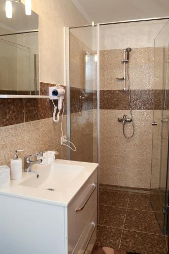 Oli House - image 3