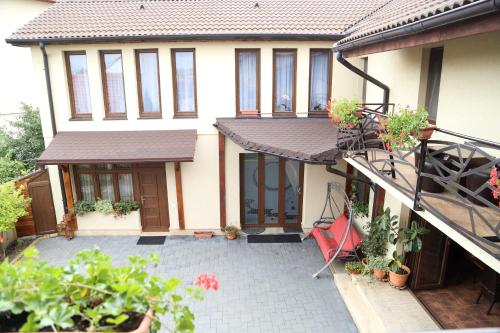 Oli House - image 5