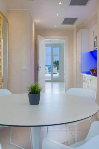 White Suite & Apartments - image 6