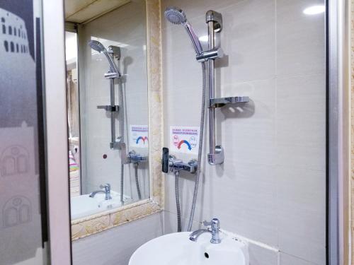 Standard Quadruple Room image 1
