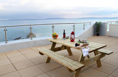 Galway Bay Sea View Apartments - image 10