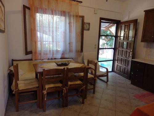  The Small House in the Olive Grove, Unterkunft in Lefokastro