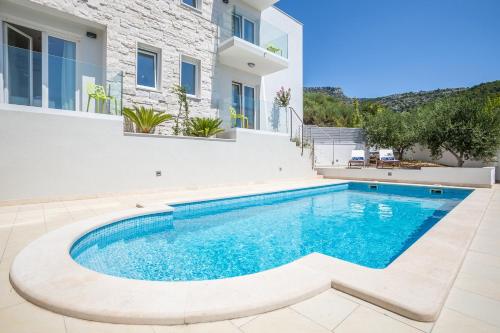 Villa Blanka Bol save 15 percent on Split-villas com