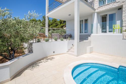 Villa Blanka Bol save 15 percent on Split-villas com