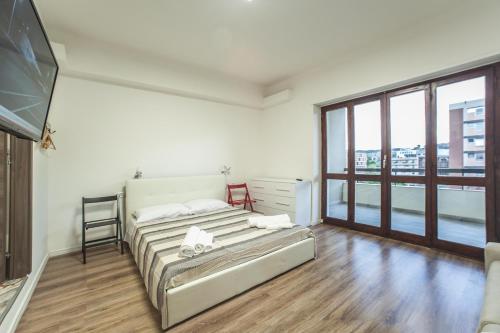 1 queen bed, 1 sofa bed