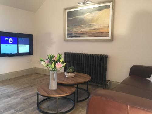 Irvine One Bedroom Apartment - image 2