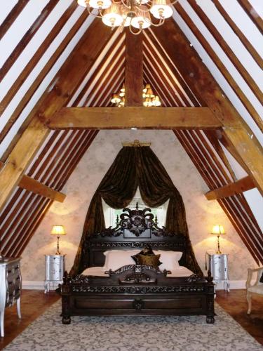 2 bedrooms, 5 beds