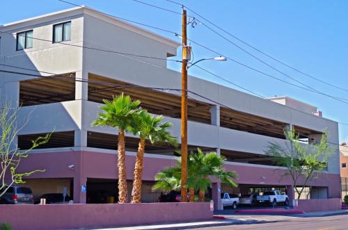 Ramada by Wyndham Phoenix Midtown - image 2