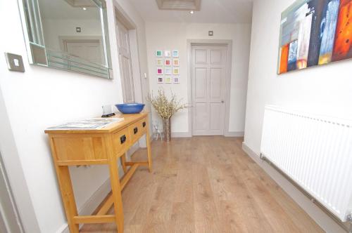 FREE Parking, Stylish and Spacious Bungalow, Bath (zdjęcie 9)