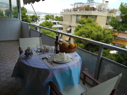  Top floor cozy apartment near the beach, Pension in Varkiza