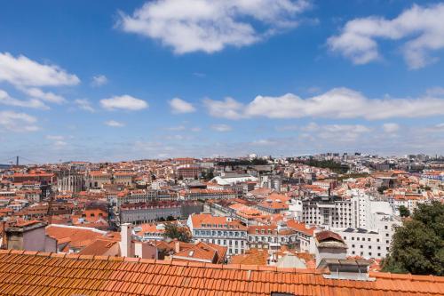 Breath-Taking River & City View Stunning 3 Bedrooms & 3 Bathrooms With AC Alfama Castle district 1st Floor Apartment, Lisboa (foto 2)