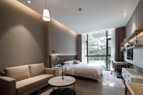 스위스터치 광저우 호텔 레지던스 (Swisstouches Guangzhou Hotel Residences) in 바이윈 국제 공항 주변