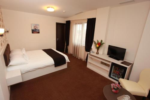 West Plaza Hotel - image 13