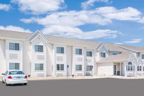 . Microtel Inn & Suites by Wyndham Colfax