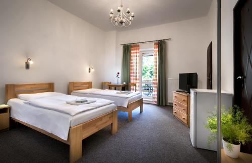 3 twin beds