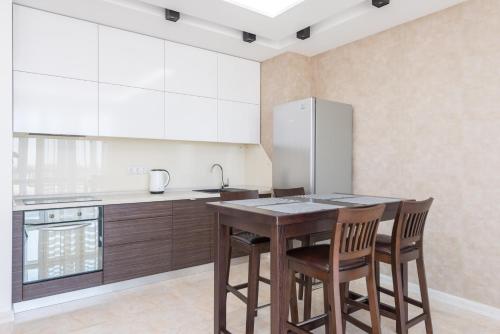 DeLuxe Apartment on Belorusskay Street 'Silver Tower'