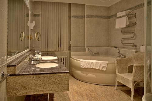 Bathroom, Esplanade Spa and Golf Resort                                                                in Marianske Lazne