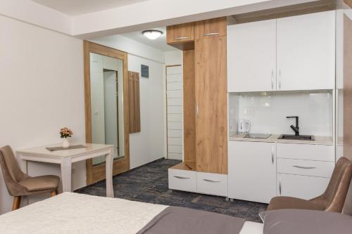Tilia in เซทินเจ