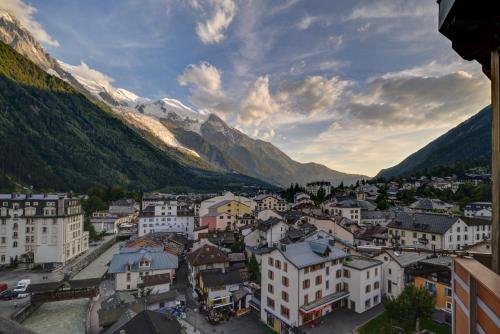 Superior Room with Balcony - Mont-Blanc Range view