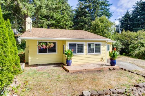 Bright Beach Town Bungalow in Depoe Bay (OR)