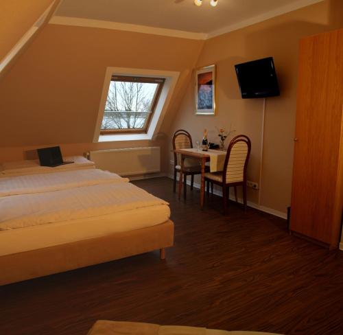 3 twin beds, 1 sofa bed
