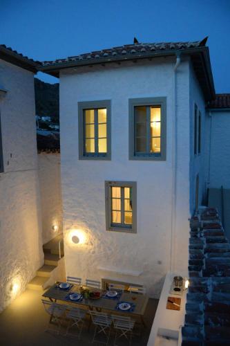 Ecloge, Hydra Island