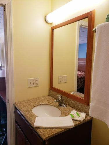 Red Roof Inn & Suites Swansea