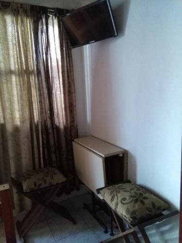 1 double bed, 1 twin bed